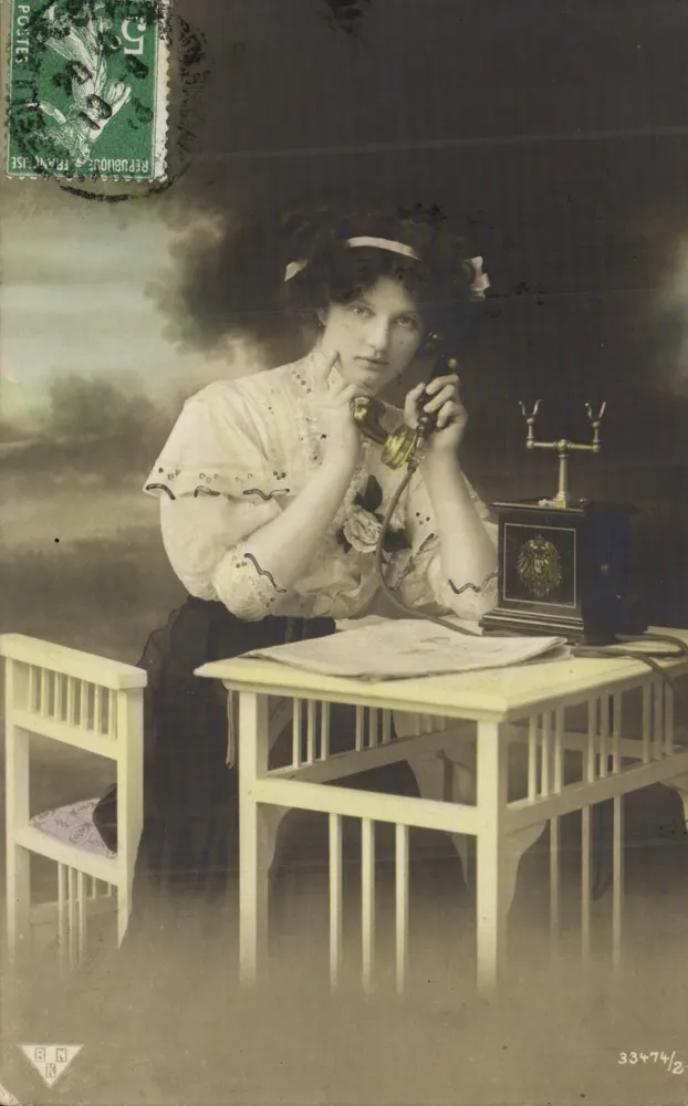 Junge Frau am Telefon — Büro-Szene — A. Riant, Paris, n° 33+74/12 - Vorderseite