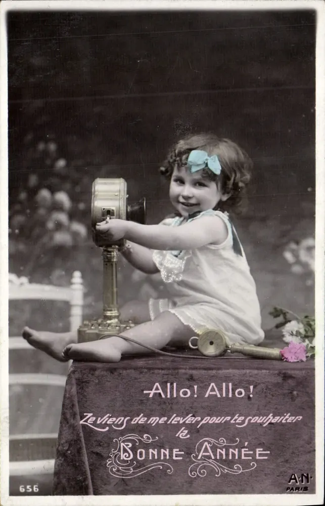 Kleine Mädchen, die mit einem Telefon spielt — AN-N Paris, n°656 - Vorderseite