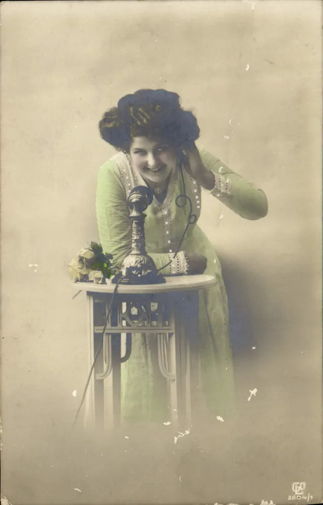 Frau am Telefon — Studio — G. H. Nr. 2604/1 - Vorderseite