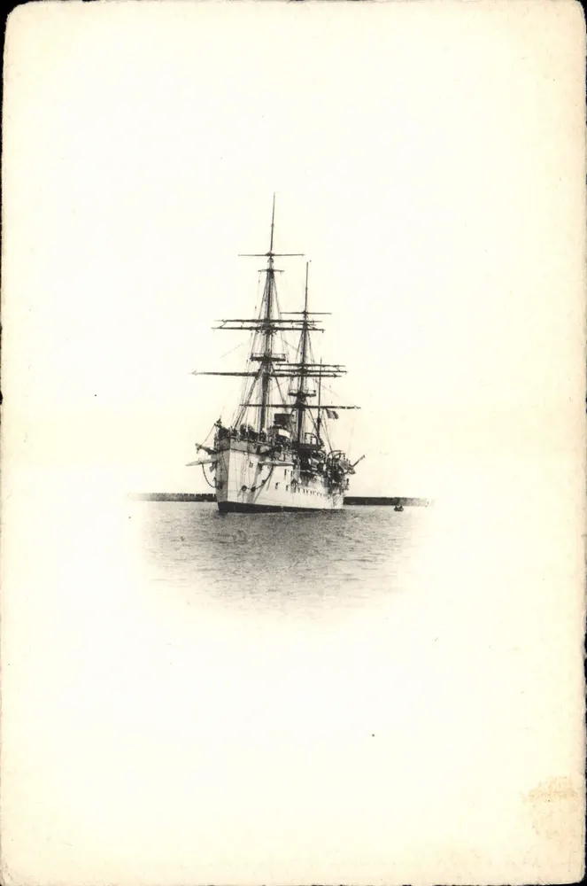 Navio de guerra no cais — número de série ilegível - Frente