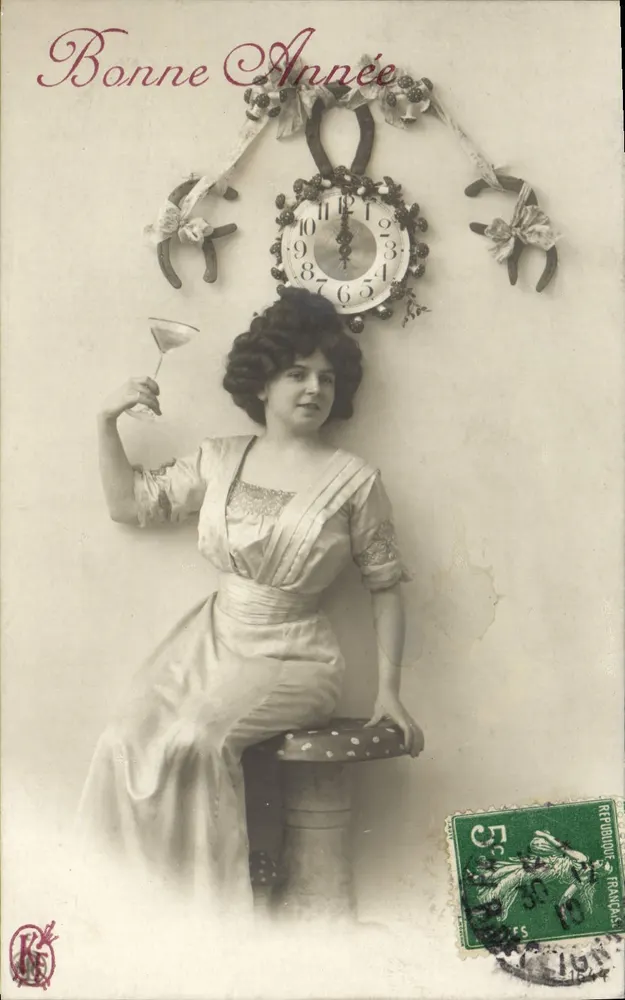 Elegante Dame — Hält ein Cocktailglas — Unter einem verzierten Uhrenzifferblatt — Text 'Bonne Année' — Verlag R. Lévy, n° 167 - Vorderseite