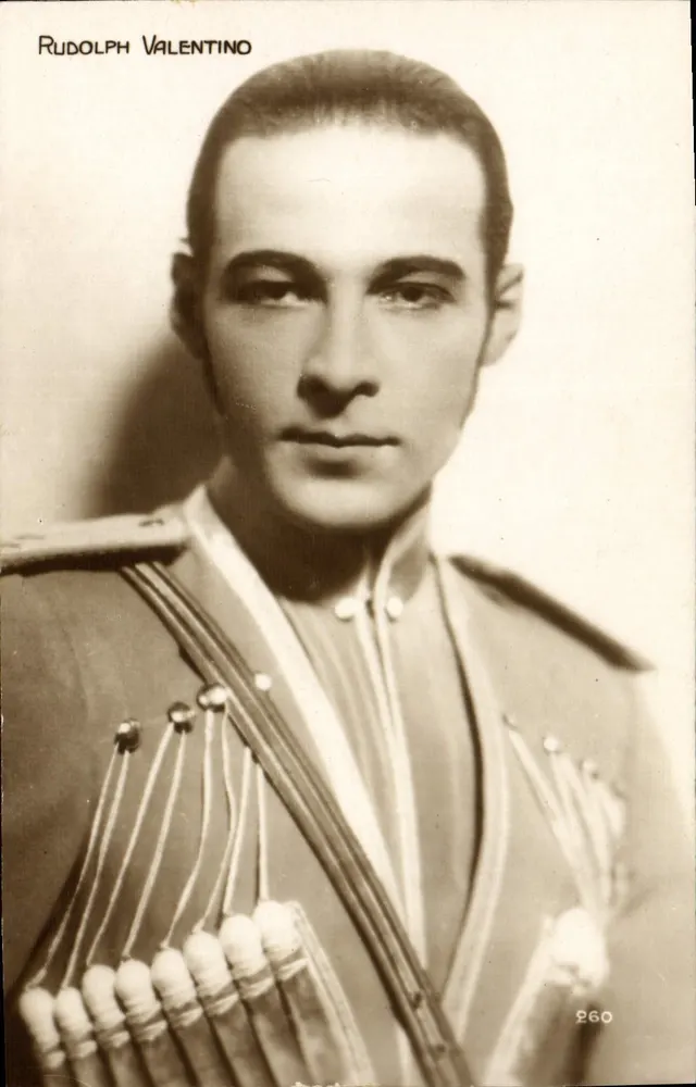Rudolph Valentino — retrato em uniforme — Cinémagazine, Paris, n°260 - Frente