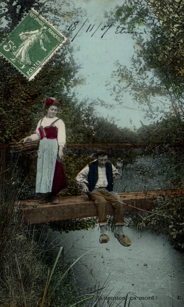 Pescador e mulher em um ponte — 'Atenção, isso morde!' — Editor E. (subtítulo) - Frente