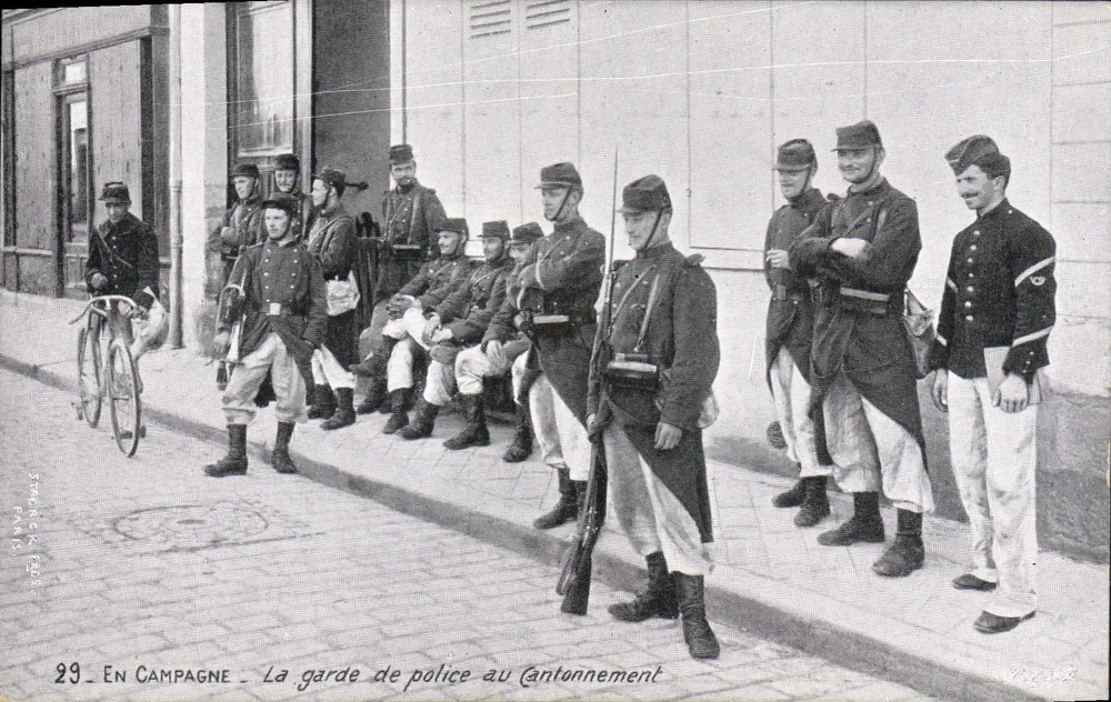 Auf dem Lande — Die Polizeiwache am Lager — Verlag: A la Tricoteuse, Marseille - Vorderseite