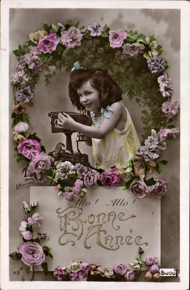 Mädchen, die ein Telefon bedient — 'Hallo! Hallo! Frohes Neues Jahr' — Le Normand Photographe, n°113 - Vorderseite