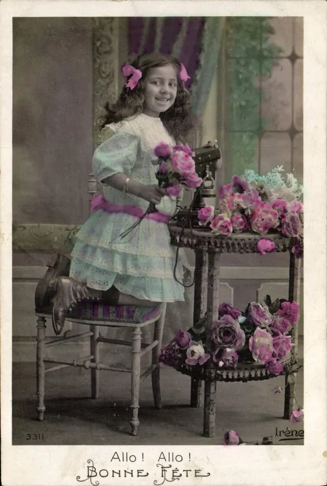 Lächelnde Mädchen mit Rosen — Irène, n° 3311 - Vorderseite