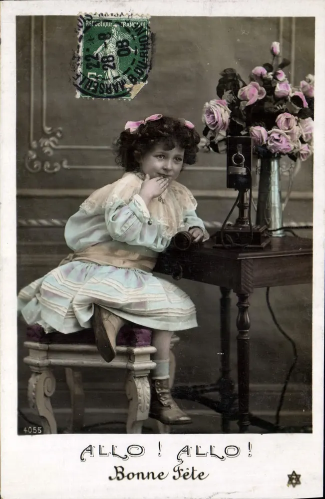 Kleine Mädchen, die mit einem Telefon spielt — 'Hallo! Hallo! Frohe Geburtstagsfeier' — unbekannter Verlag, Nr. 4055 - Vorderseite