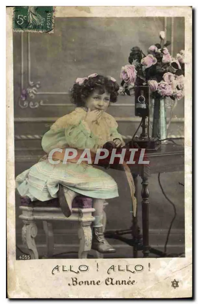 Petite fille assise — avec téléphone et bouquet de roses — éditeur '4055' et timbre 5c - Vorderseite