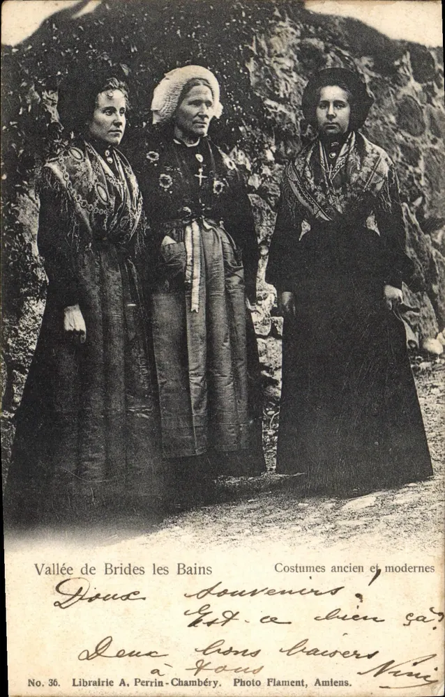 Vale de Brides-les-Bains — Trajes antigos e modernos — Foto Flament, Amiens - Frente