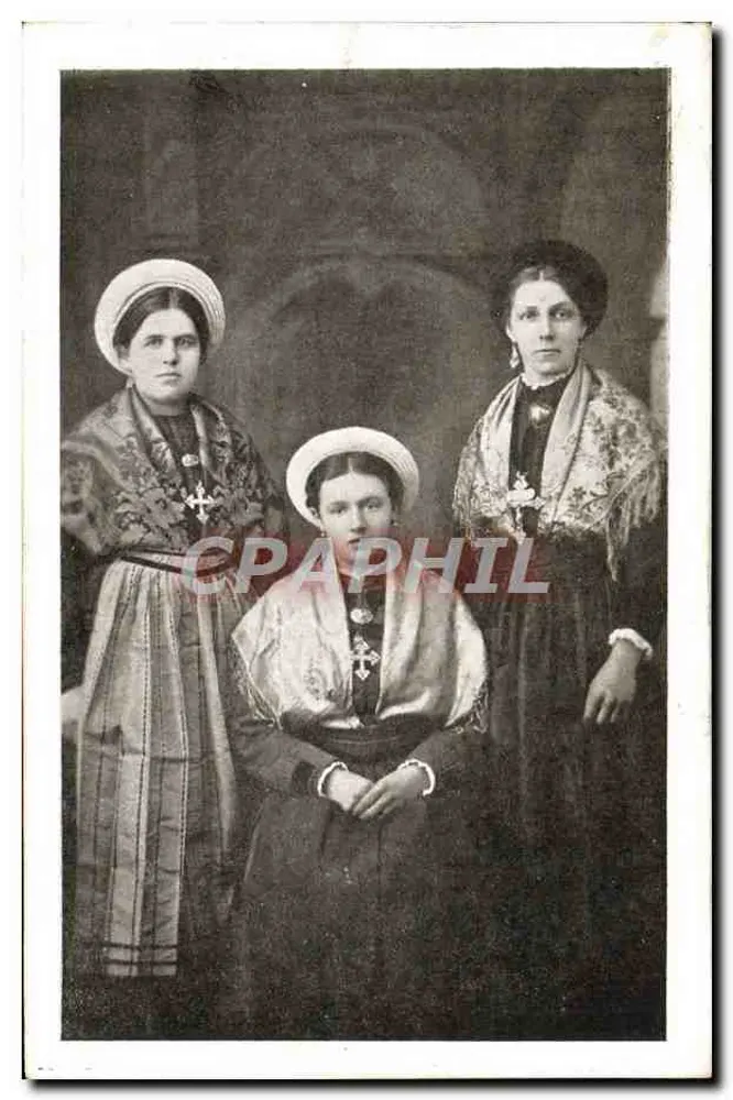 Três mulheres em trajes tradicionais savoas — União dos Sindicatos de Iniciativa da Saboia - Frente