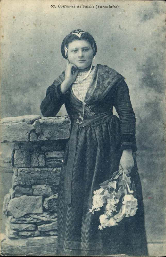 Trajes de Savóia (Tarentaise) — Sujeto: mulher em traje tradicional — editor F. de Miguer, Chambery, n° 67 - Frente