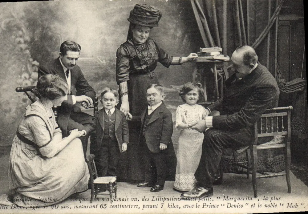 Stunning Reception — the Lilliputians also small, 'Marguerita', the smallest Lady aged 20 years, measuring 65 cm, weighing 7 kilograms, with Prince 'Deniso' and noble 'Mab' — publisher Phénoménus - Front