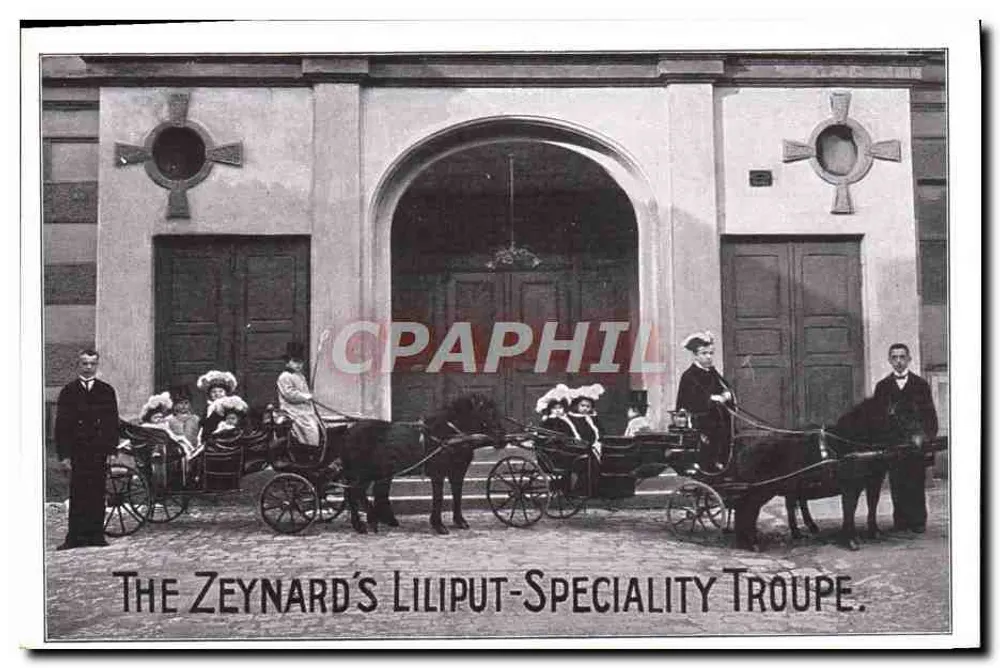 Die Zeynard's Liliput-Speciality Troupe — vor einem Gebäude mit Arkaden — Verlag nicht sichtbar - Vorderseite