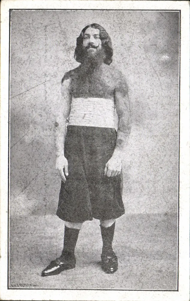 Atleta barbado — pose de estúdio — editor B. L. E. R. M. D. R. O. N. S. 30 - Frente