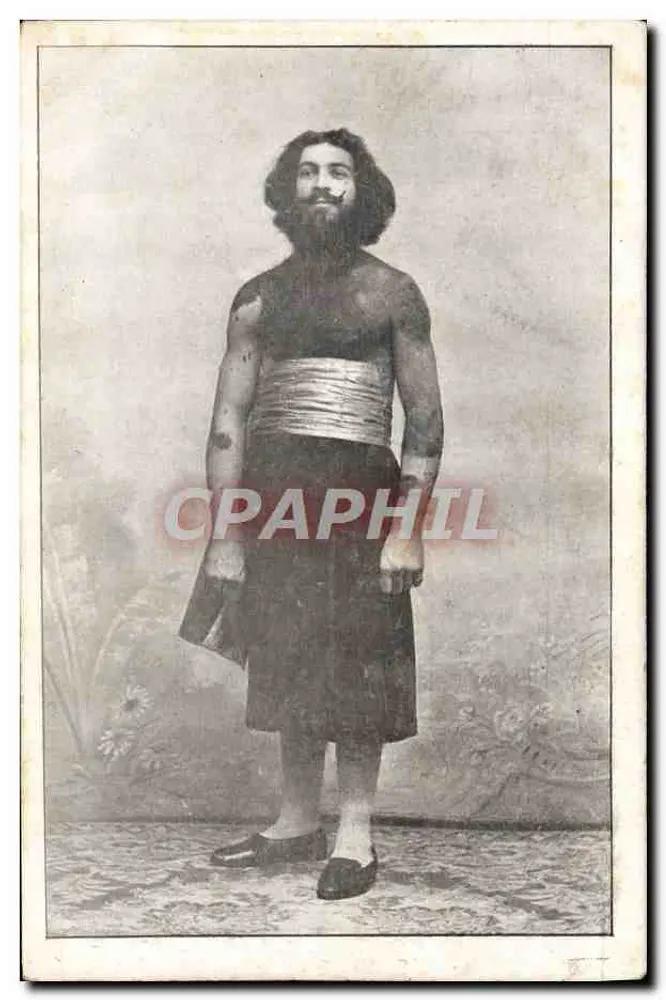 Homem barbado em traje tradicional — estúdio fotográfico — IMP. POUSSEUR AU TOLPENEAU, 40, RUE D'ALESSIA, PARIS - Frente