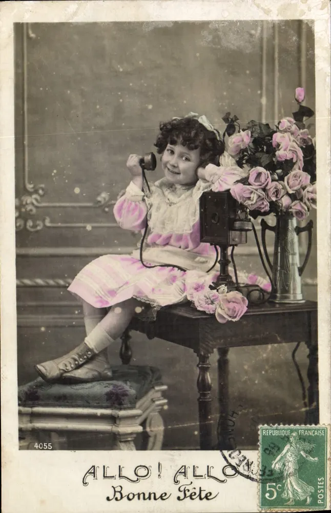 Petite fille avec téléphone — carte postale de vœux — éditeur anonyme n°4055 - Recto