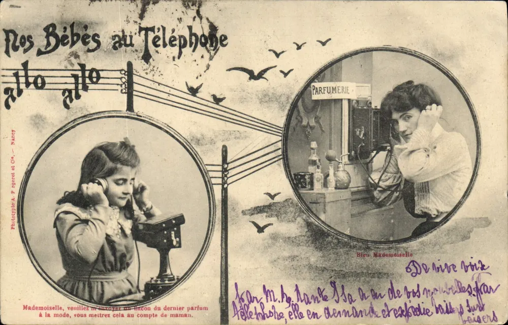 Unsere Babys am Telefon — Mademoiselle, bitte senden Sie mir eine Flasche des neuesten Modeparfums, Sie werden dies auf die Rechnung der Mutter setzen — Phototypie A. P. Riquet et Cie, Nancy - Vorderseite