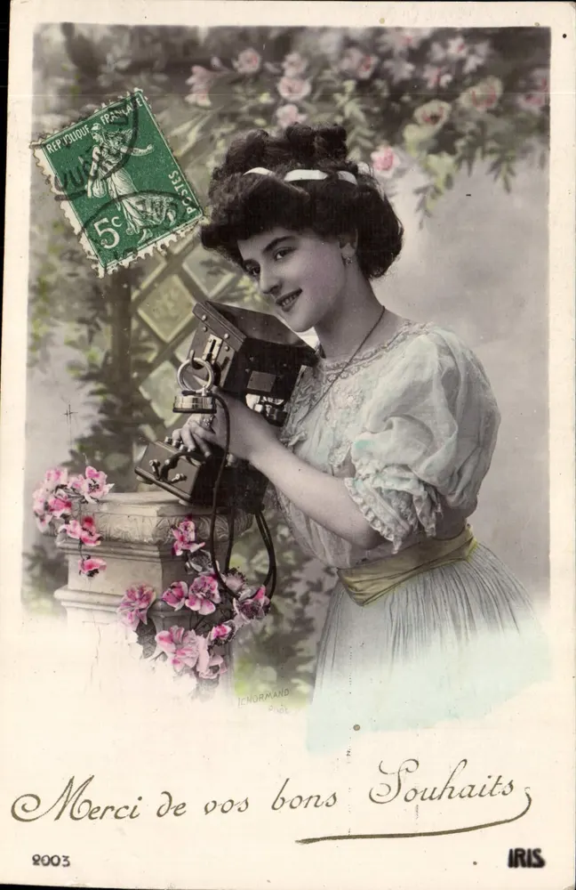 Junge Frau mit Kamera — Fotograf — IENORMAND Fotogr. Nr. IRIS - Vorderseite