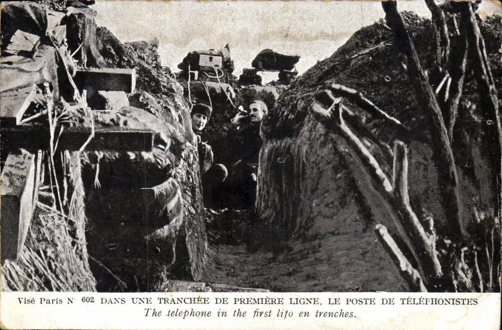 Telefonistendienst in einer Frontgräben — Visé Paris N°602 - Vorderseite