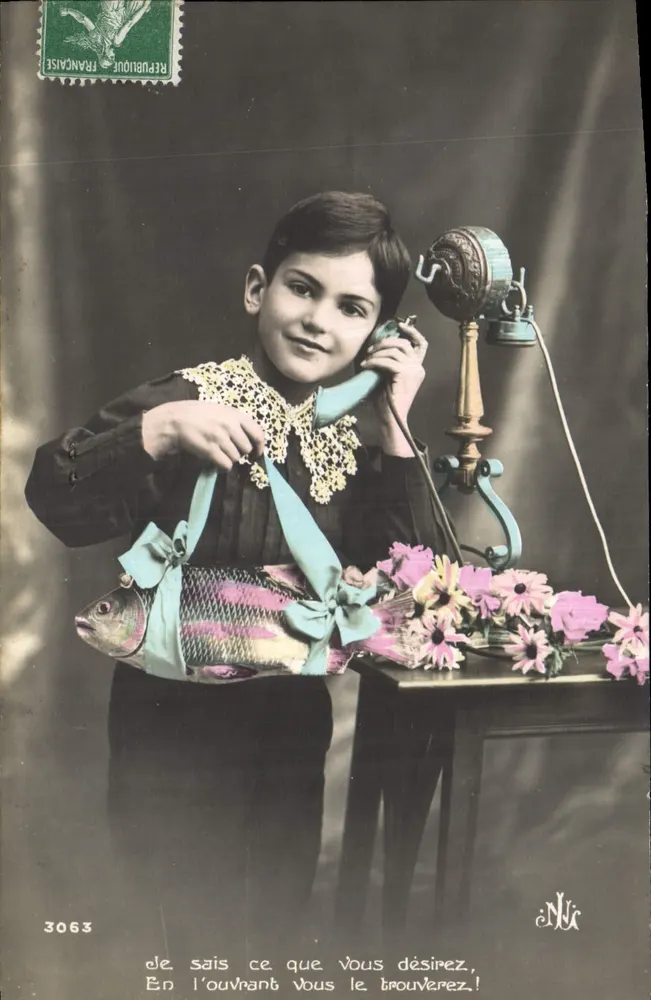 Kind mit Telefon und dekorativem Fisch — Nr. 3063 — Verlag N.N. (N.N.) - Vorderseite