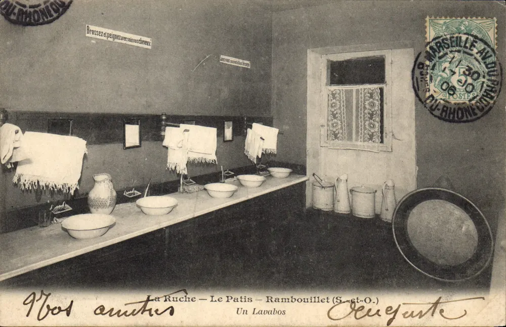 Die Biene - Le Patis - Rambouillet (S.-et-O.) — Ein Lavabo — Héliotypie BOURDIER-FANCHEUX - Vorderseite