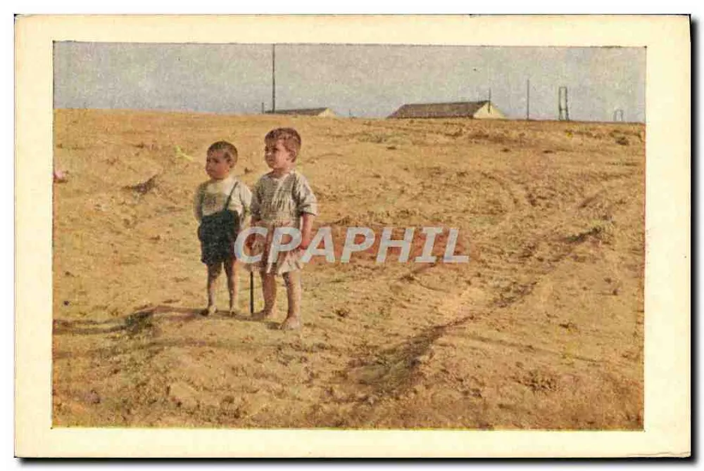 Dois crianças em um paisagem árida — Villages d'Enfants de France — Foto Roland Bannet - Frente