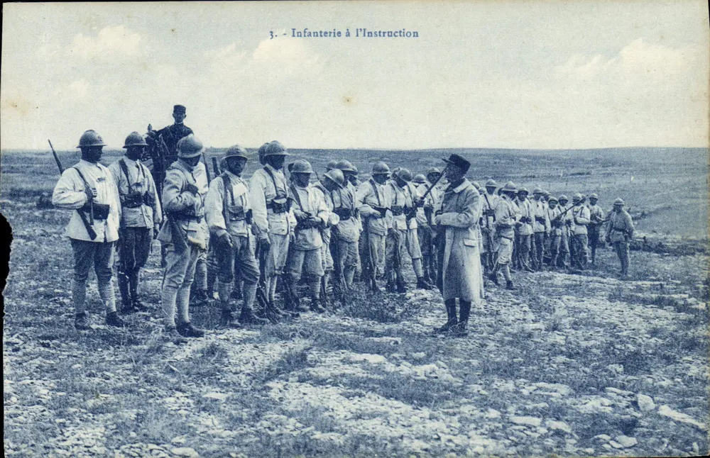 Infantaria em Treinamento — Série 3 — Editor C. Denauc, Marselha - Frente