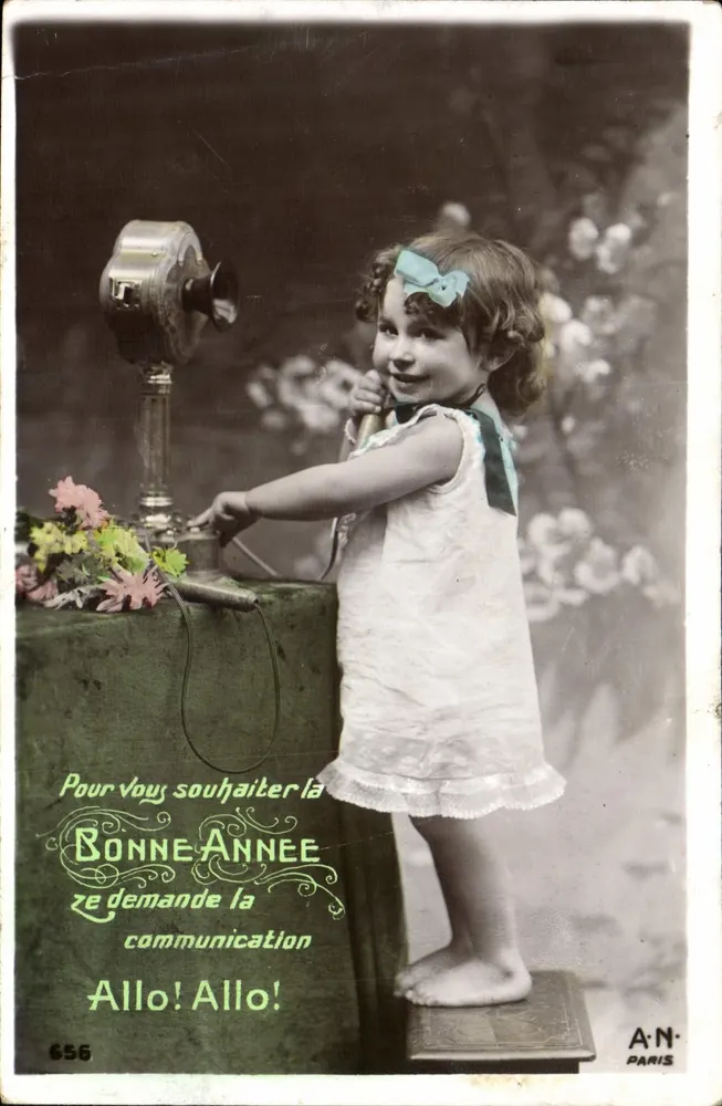 Menina brincando com um telefone — A.N. Paris, n° 656 - Frente