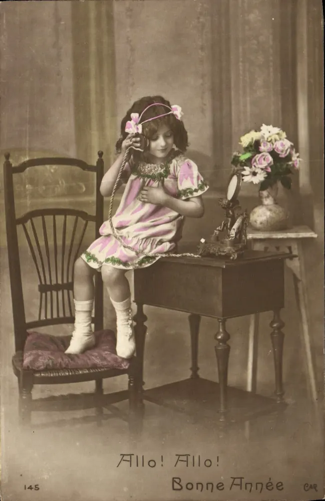 Menina jogando no telefone — Boa Ano — CAR, n°145 - Frente