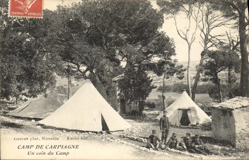Camp de Carpiagne — Ein Eck des Lagers — Guende fot. Marseille, Risoul Verlag. - Vorderseite