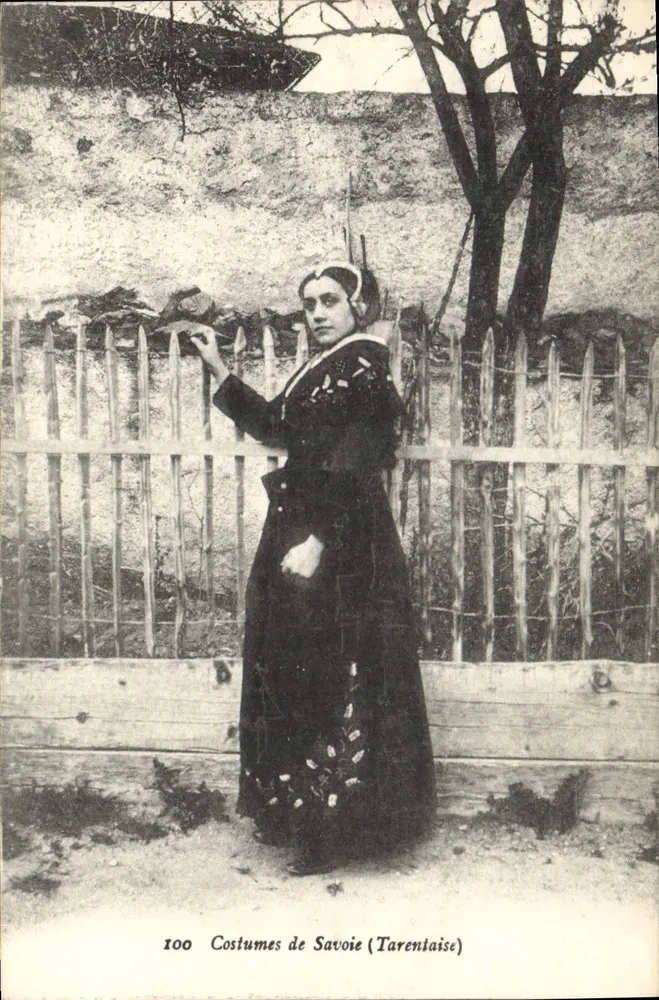 Trajes de Savoia (Tarentaise) — mulher em traje tradicional — E. Reynaud, Imp.-Edit. Chambéry, n°100 - Frente