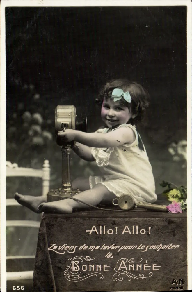 Kleine Mädchen, das mit einem Telefon spielt — AN-N, Paris, n° 656 - Vorderseite