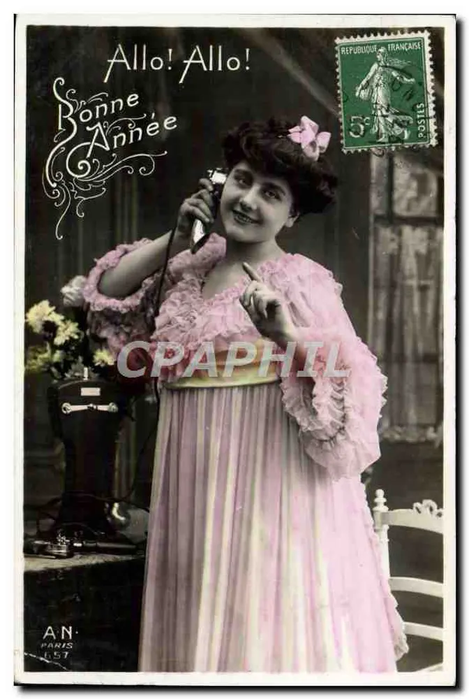 Junge Frau in einem rosa Kleid am Telefon — An Paris 157 — Verlag AN - Vorderseite