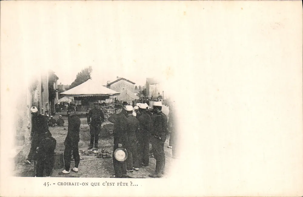 Soldados em uniforme de campanha — cena de rua com tenda — carta postal n°45 - Frente