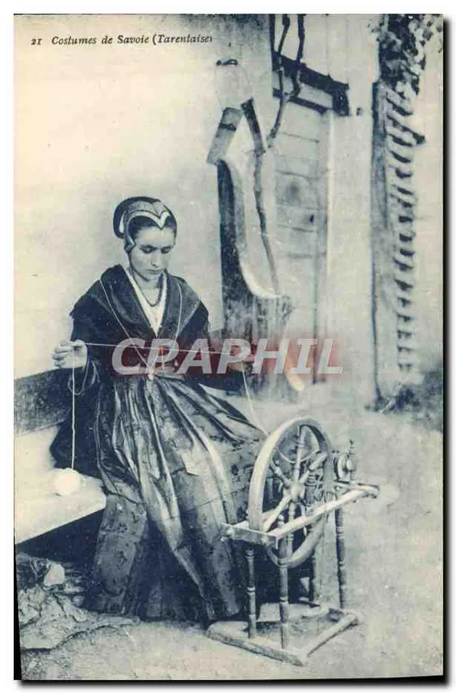 Mulher vestida com traje tarentaise tecendo — Savoie — Coleção 'LA PLUS BELLE' de P. de Miguen, Chambéry - Frente
