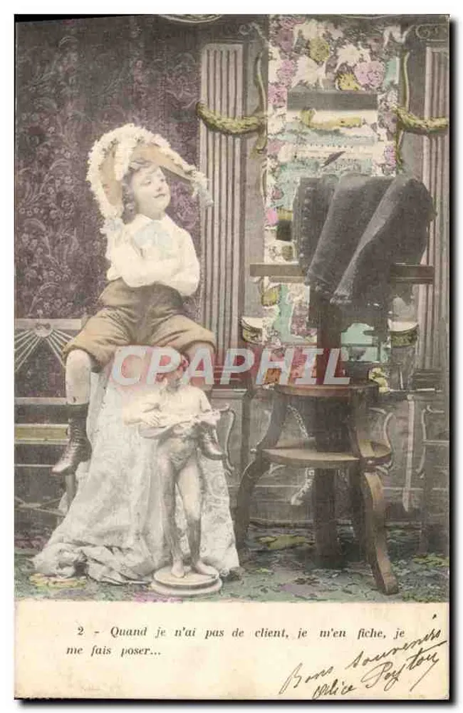 Criança posando sobre uma estátua — cena de estúdio — editor: Wilma Bayton - Frente