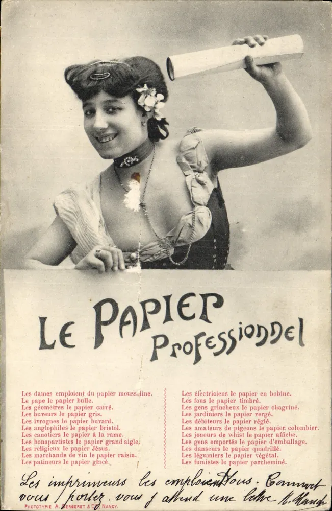Lächelnde Frau mit einem Papierrollen — Le Papier Professionnel — Phototypie A. Bergeret & Cie, Nancy - Vorderseite