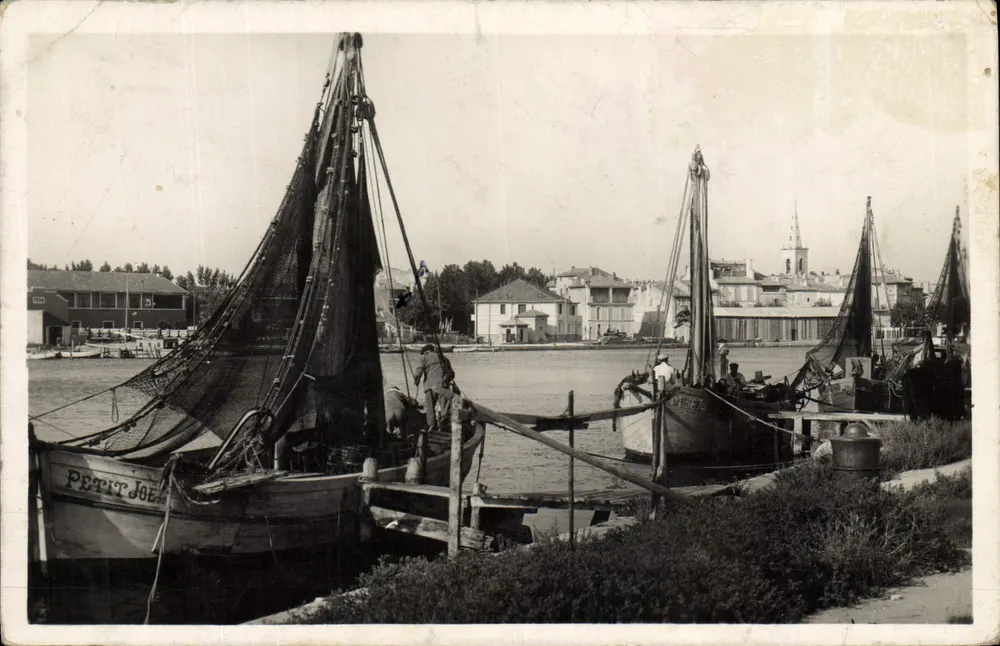 Fischerhafen von Pêney — Fischerboote 'Petit Joe' und 'Sébastopol' — Künstlerdruckerei, Saint-Roch, Nr. 424 - Vorderseite