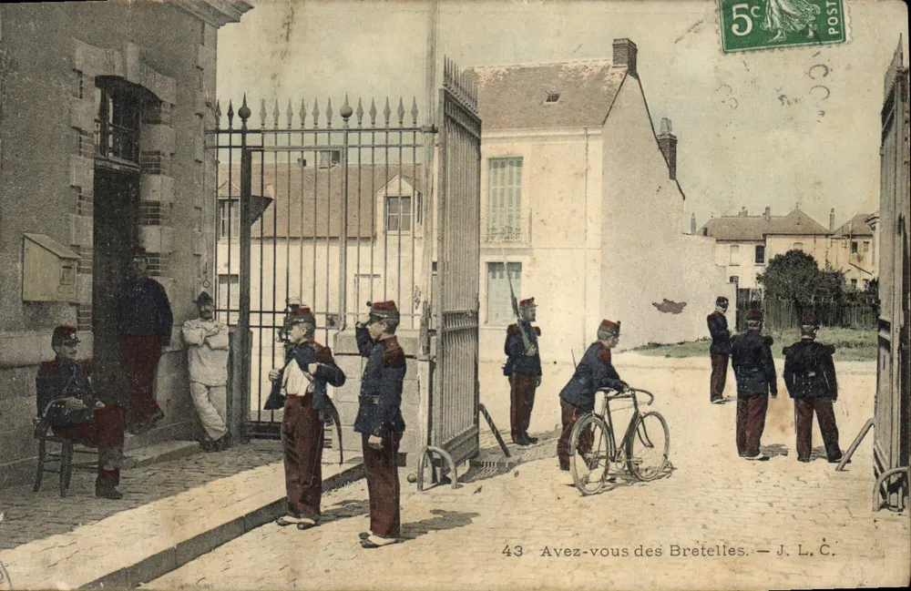 Soldados em uniforme — cena de rua com bicicleta — J. L. C. n°43 - Frente