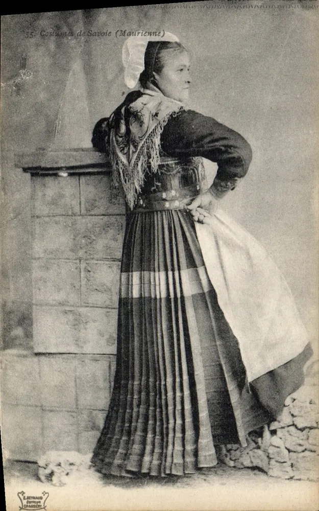 Trajes de Savoia (Maurienne) — mulher usando traje tradicional — editor L. Reynaud, Granges - Frente