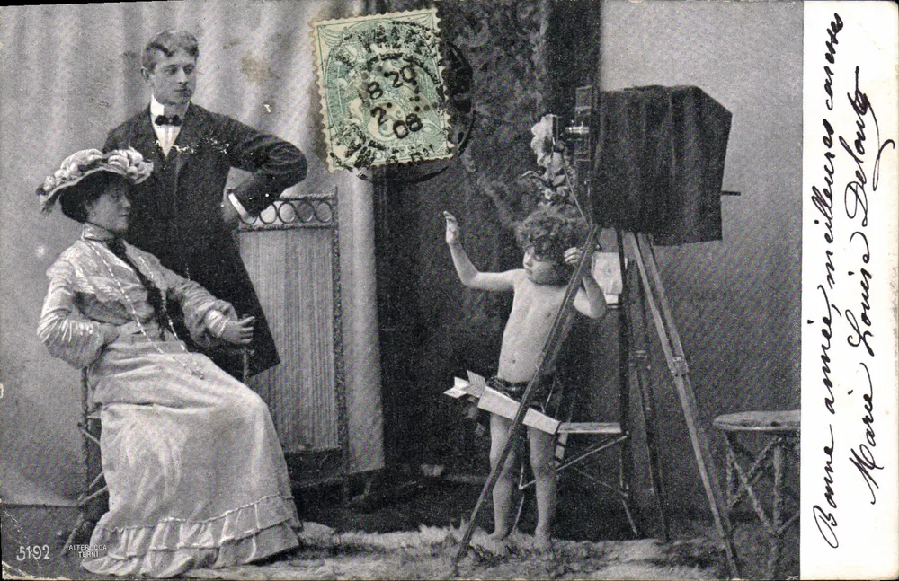 Famille devant une grande caméra — scène de studio — éditeur ACERBACCA TORRI n°5192 - Frente
