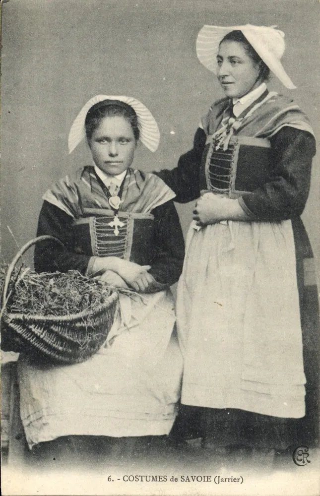 Trajes de Savoie — Duas mulheres em traje tradicional — Jarrier, n°6 - Frente