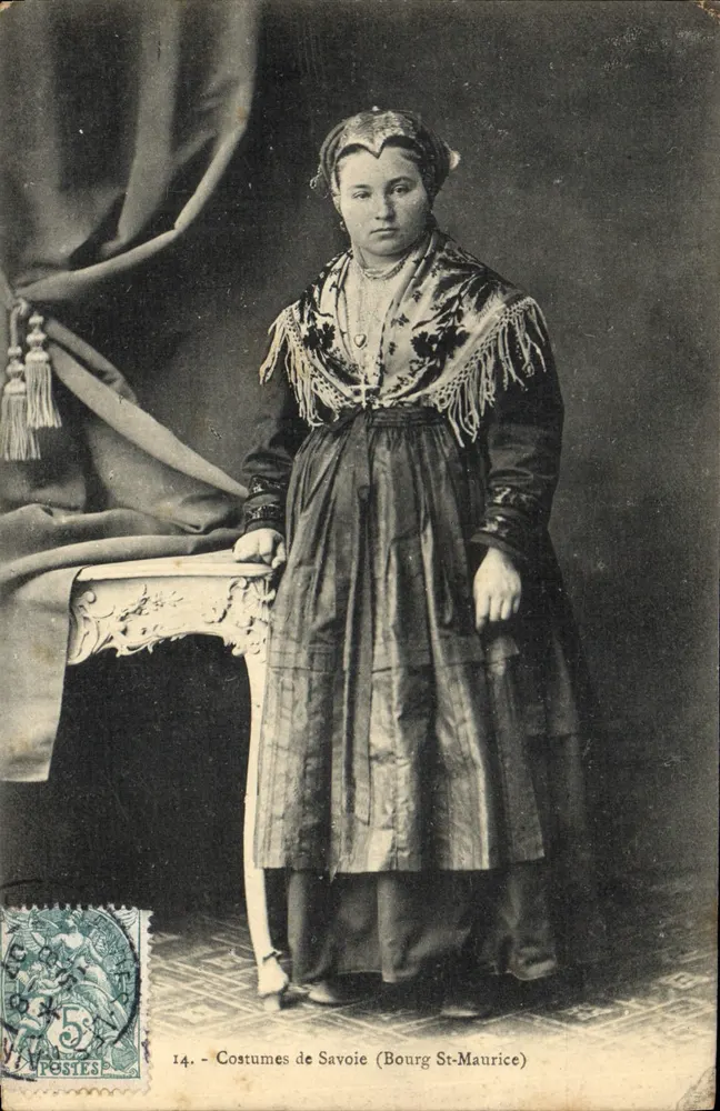Kleidung der Savoie (Bourg St-Maurice) — Motiv: Frau im traditionellen Kleid — Verlag: POSTES, Nr. 14 - Vorderseite