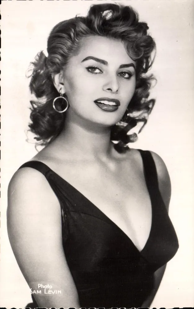 Sophia Loren — portret w czarno-białym — Foto Sam Levin - Awers