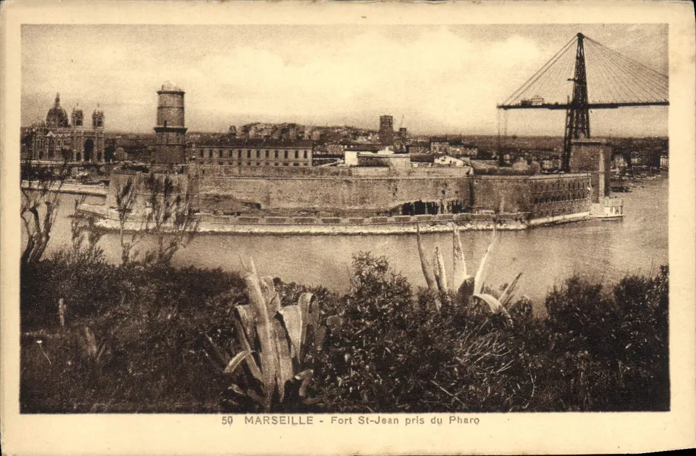 Marsiglia - Forte di San Giovanni visto dal Faro — vista del forte e del faro con un gru a cavi in primo piano — Edizione J. Corona, Marsiglia, n°50 - Recto