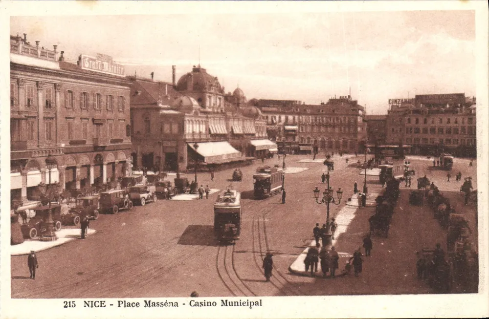 Nice - Place Masséna - Municipalkasino — Ansicht der Place mit Straßenbahnen und alten Autos — Verlag Cinzana, n° 215 - Vorderseite