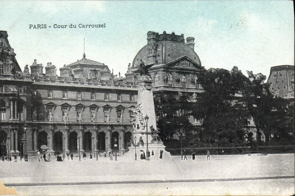 Paris - Cour du Carrousel — vista da cour com o monumento central e os edifícios do Louvre - Frente