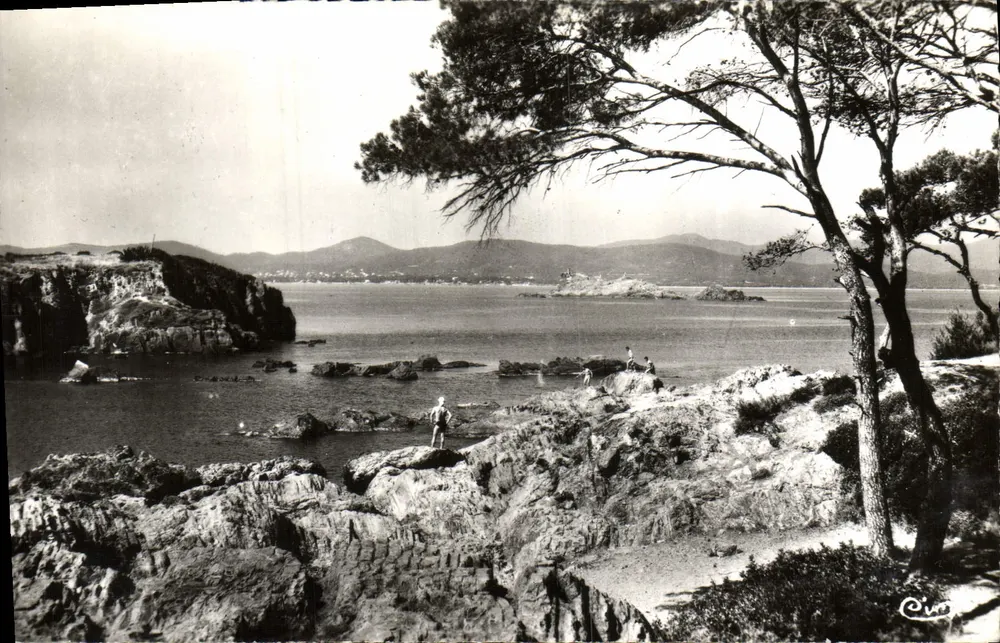 Umgebung von ST-RAPHAEL (Var) — Pittoreske Küstenansicht in Santa Lucia — Authentische Fotografie, veröffentlicht von Civa - Vorderseite