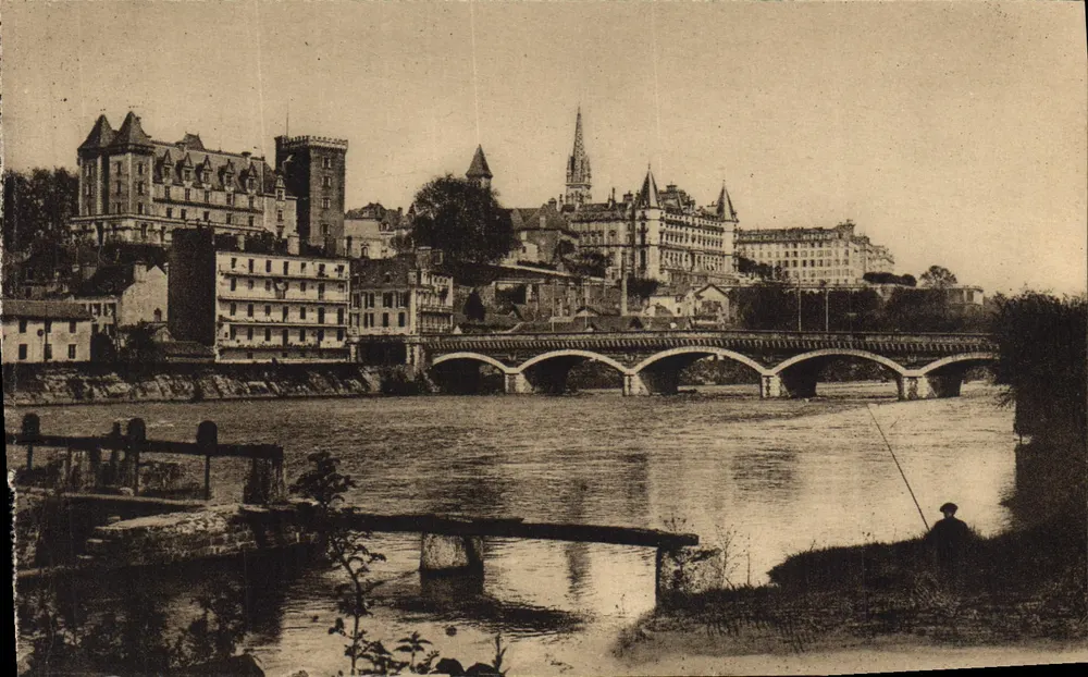 Pau — Allgemeiner Blick auf den Gave — Château Henri IV, Pau - Vorderseite