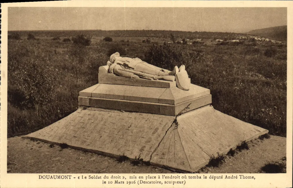 Douaumont — « Der Soldat des Rechts », errichtet am Ort, an dem der Abgeordnete André Thome am 10. März 1916 fiel (Descatoire, Bildhauer) - Vorderseite